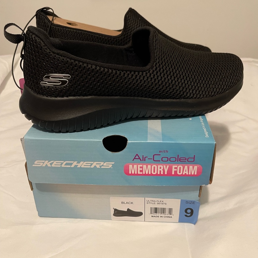 Sketchers Ultraflex women’s size 9 black.
